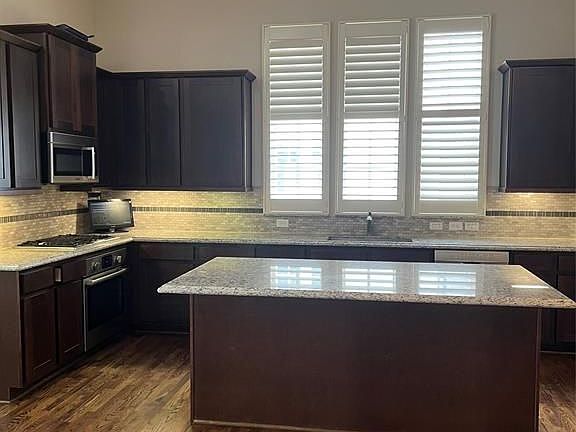 5th image of 2332 Hutchins St