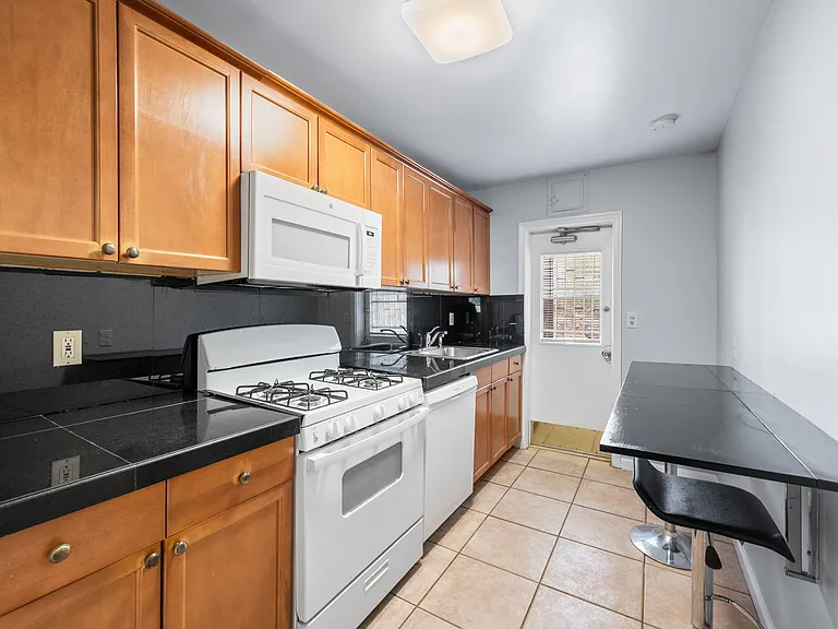 55 Farragut Pl NW #1 — Photo 8