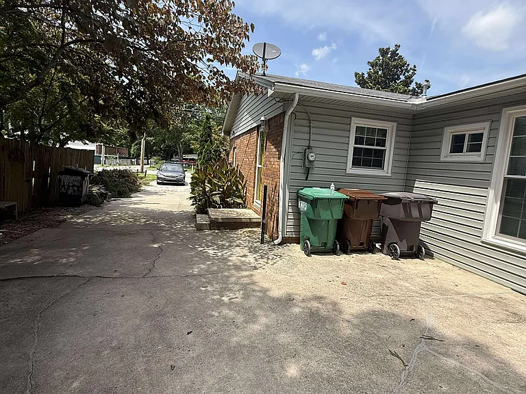 516 Oakview Rd — Photo 3
