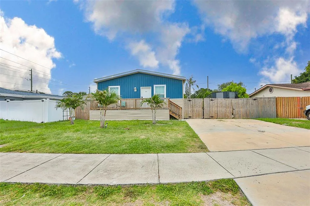 4 bed, 2.0 bath, 1620 sqft, $2,600 — Photo 1