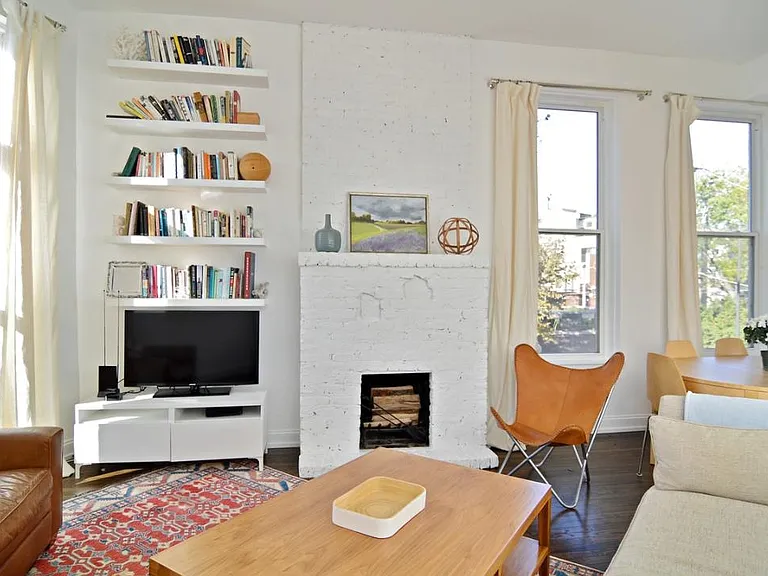 223 W Wisconsin St #2C — Photo 2