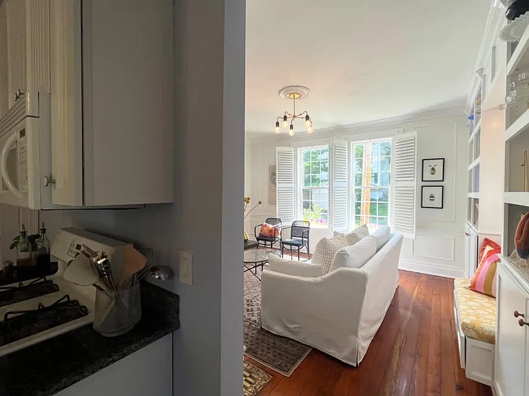 2124 Herrick Ave — Photo 2