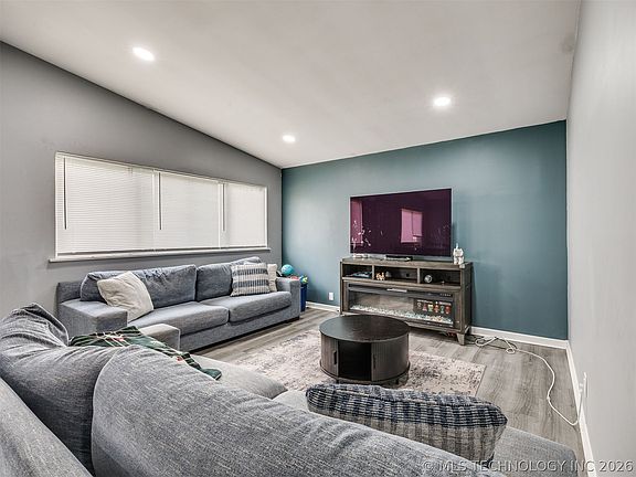 4th image of 905 S 30th St