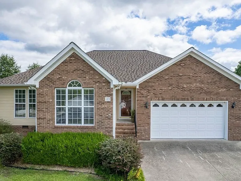 122 Erica Dr — Photo 1