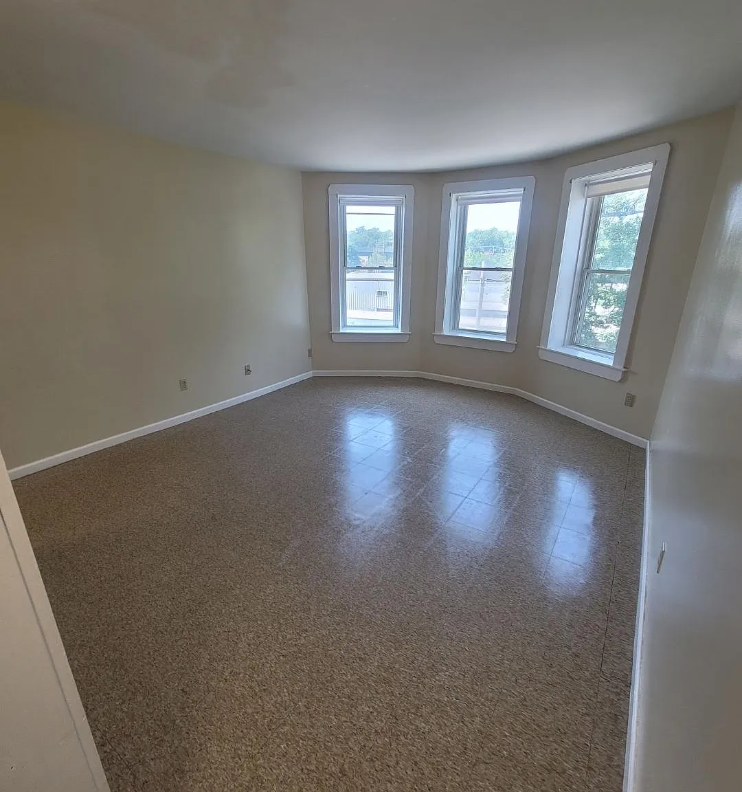 3 bed, 1400 sqft, $1,600 — Photo 2