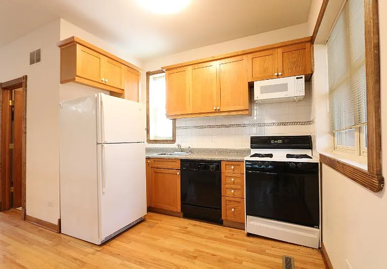 1257 W Flournoy St #2R — Photo 6