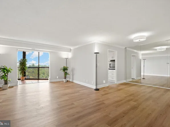 5904 Mount Eagle Dr APT 910, Alexandria, VA 22303