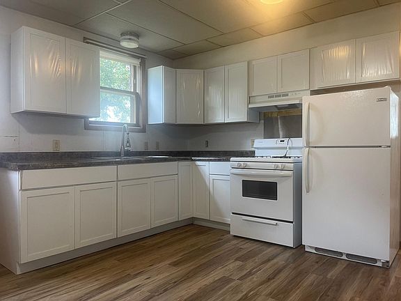 4th image of 721 Teal St N #1
