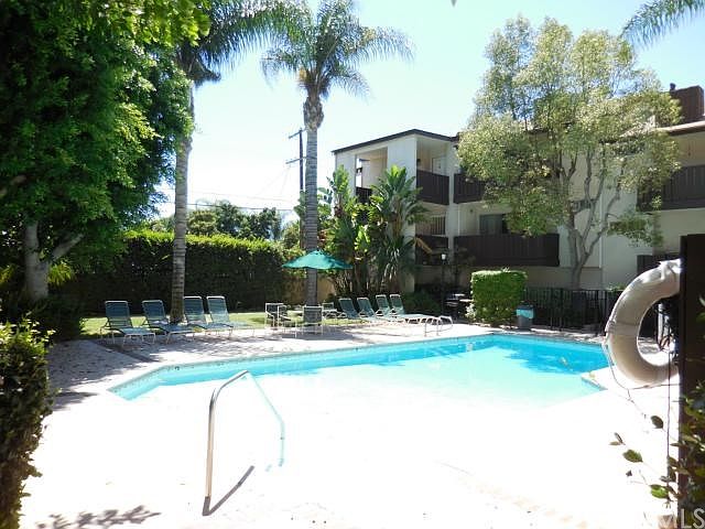 2nd image of 14990 Victory Blvd Unit 201