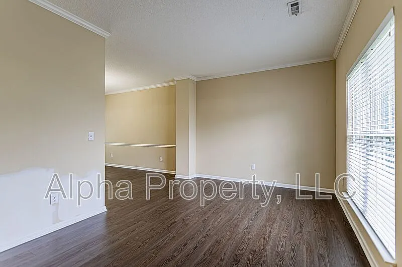 3 bed, 2.5 bath, 2200 sqft, $2,150 — Photo 2