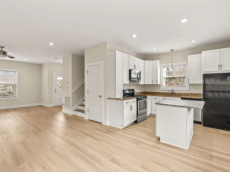 8 Thurland Ave — Photo 15