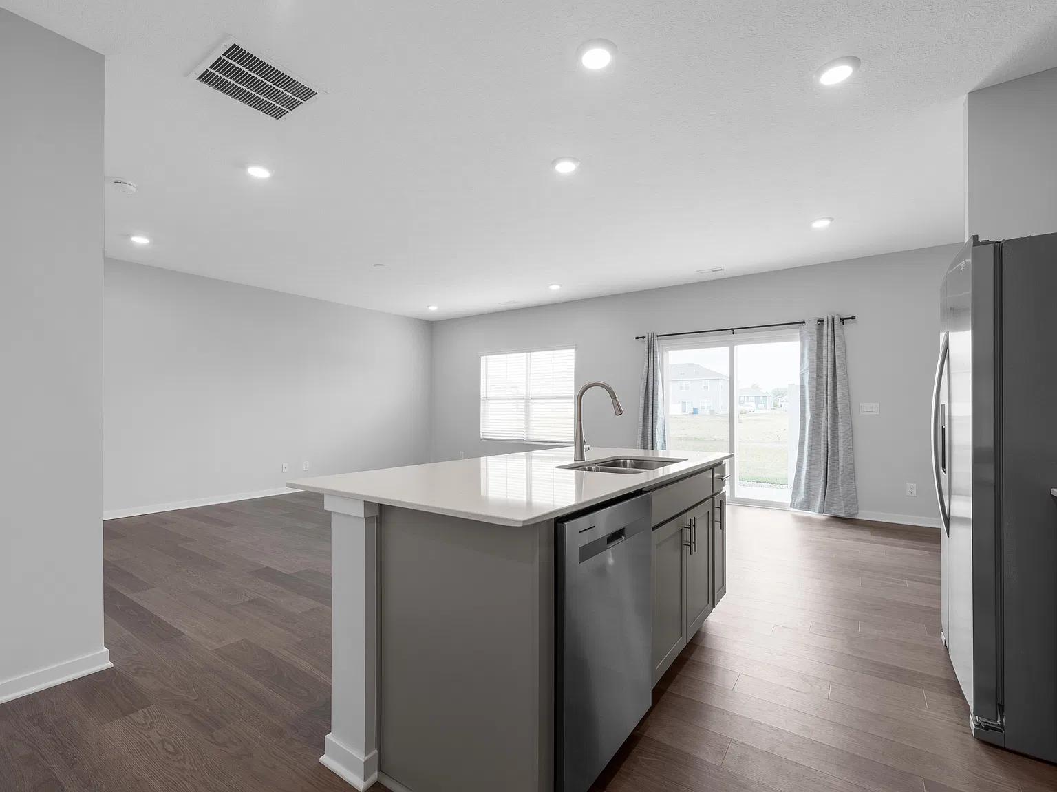 3 bed, 2.5 bath, 1635 sqft, $2,295 — Photo 4