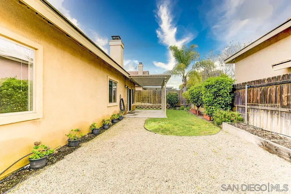 3 bed, 2.0 bath, 1757 sqft, $4,200 — Photo 3