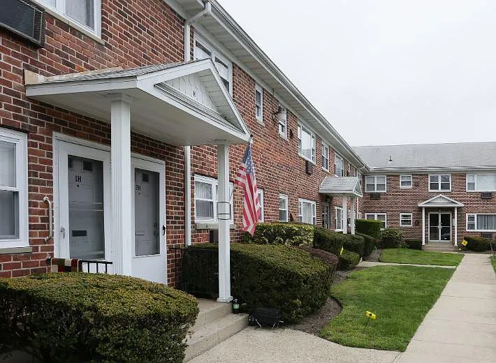 Fairfield Courtyard South at Bay Shore — Photo 8