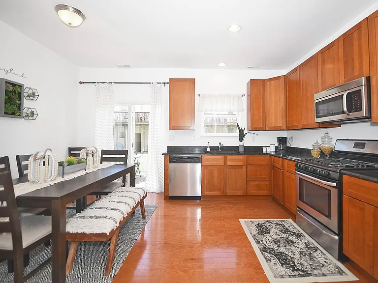 1624 Light St — Photo 6
