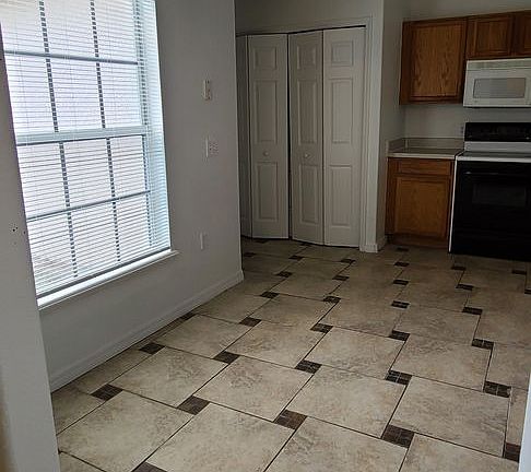 5th image of 827 Jarnac Dr