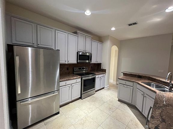 3rd image of 2352 Queenswood Cir