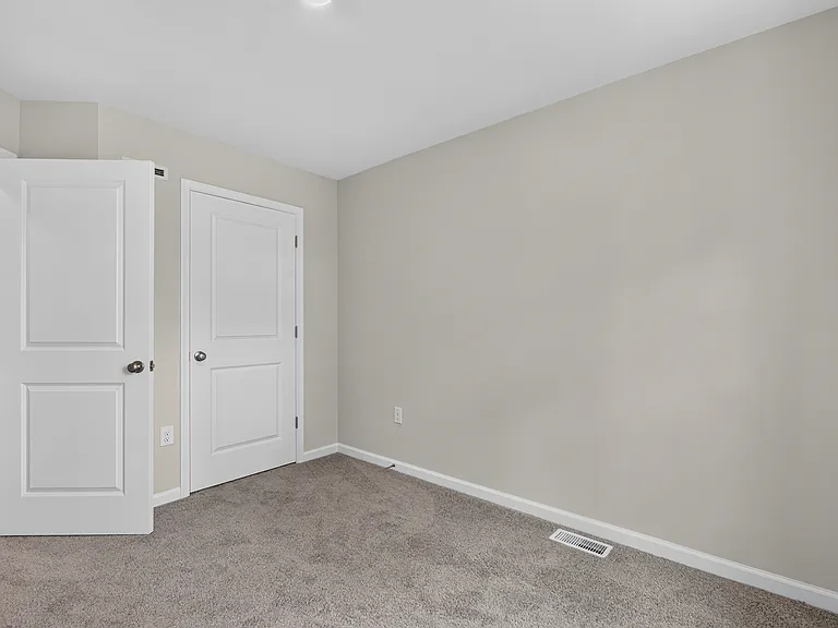 149 Essex Dr — Photo 32