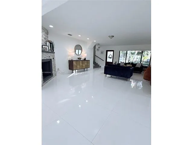 Building Photo - 9495 Dominican Dr