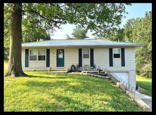 1406 W Bourke St, Macon, MO 63552