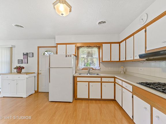 5th image of 10560 Schubert Ave