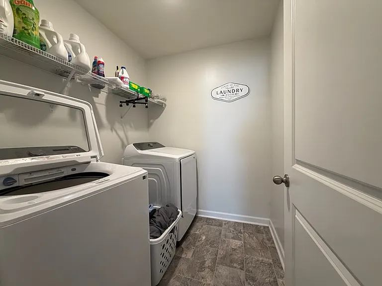 1049 Greenway Dr — Photo 16