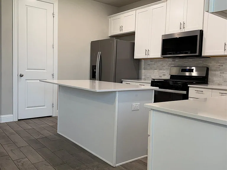 1054 Keswick Dr — Photo 6
