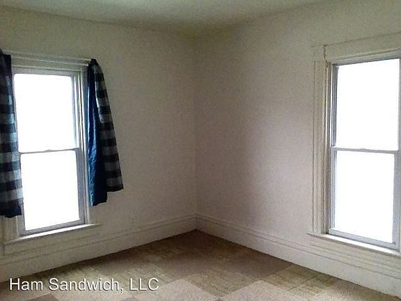 5th image of 1113 1/2 Mulberry St
