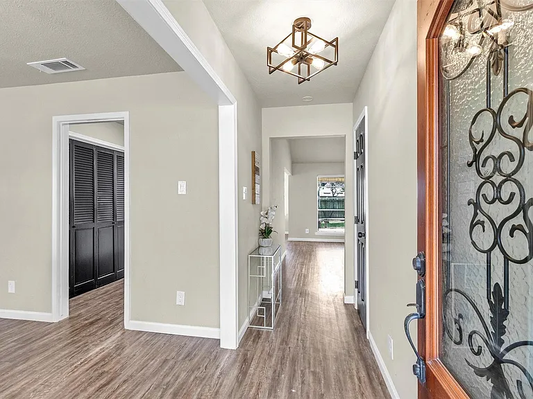 7911 Heathrow Ln — Photo 3