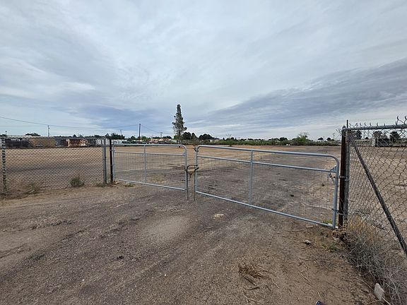 3rd image of 309 W County Rd