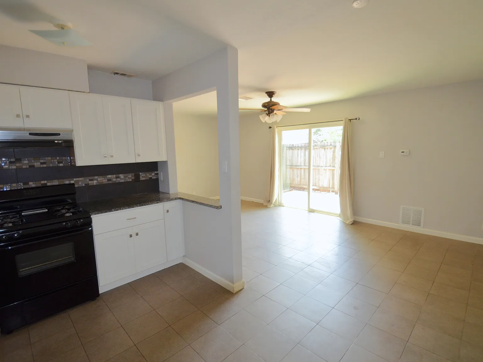 2 bed, 1.5 bath, 840 sqft, $1,400 — Photo 3