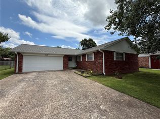 319 Rodric Cir, Siloam Springs, AR 72761