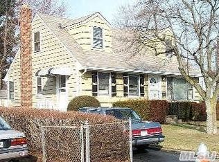 37 Croyden Ln, Hicksville, NY 11801