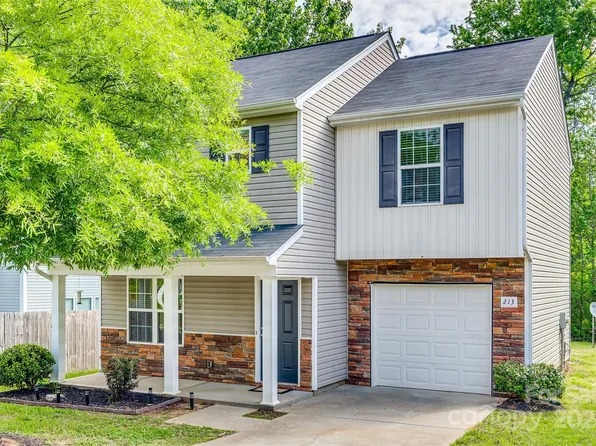 213 Ravenridge Ct, Charlotte, NC 28216