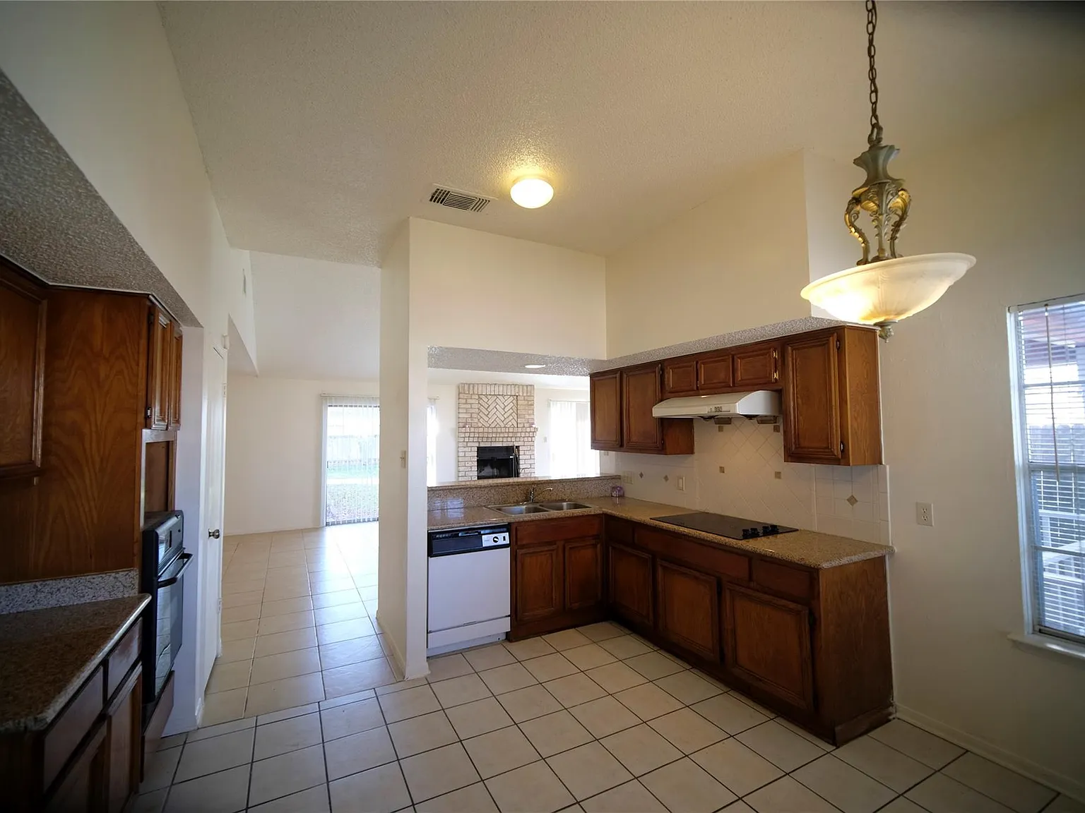 3 bed, 2.0 bath, 1628 sqft, $2,000 — Photo 4