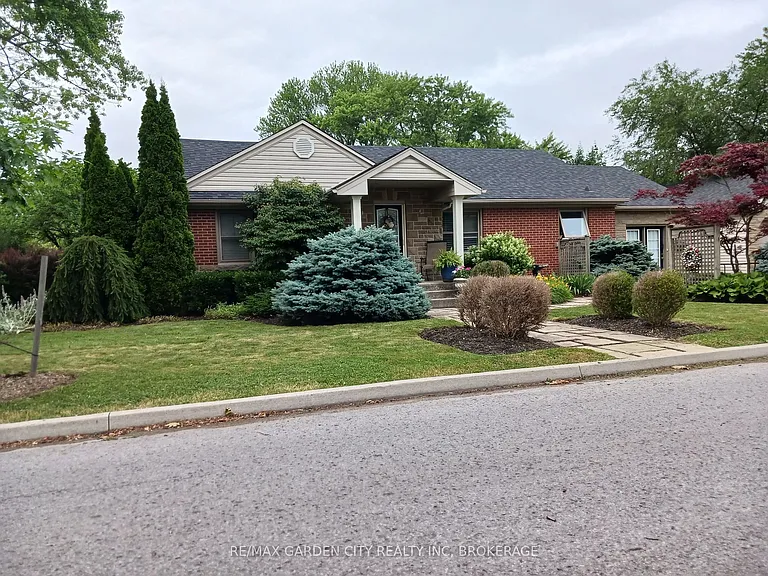 139 South Dr — Photo 2