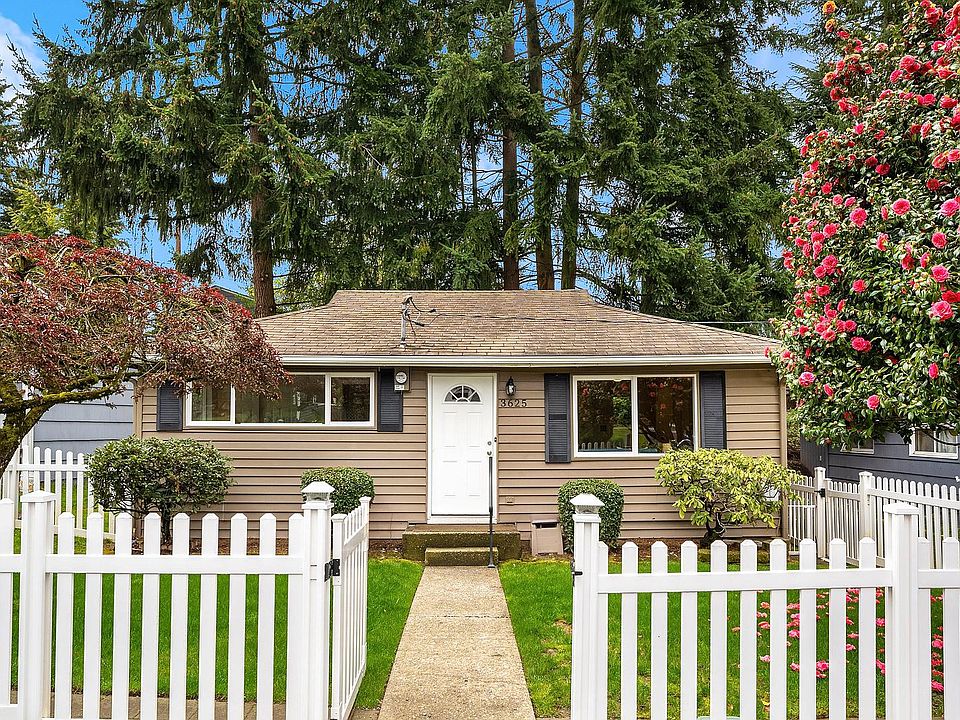 Fenced yard with sprinkler system