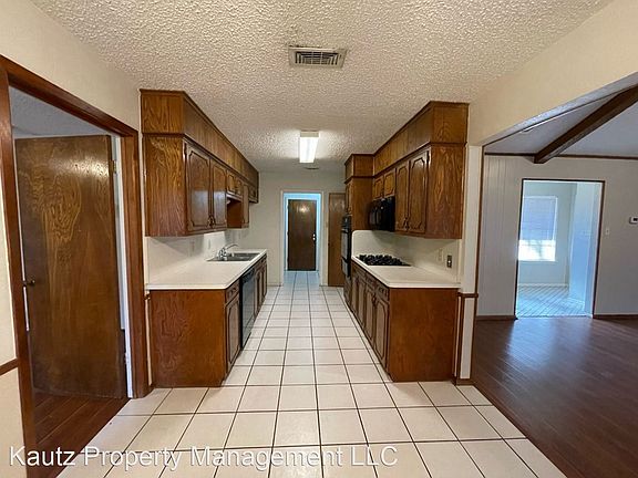 5th image of 1907 Fox Hill Ct