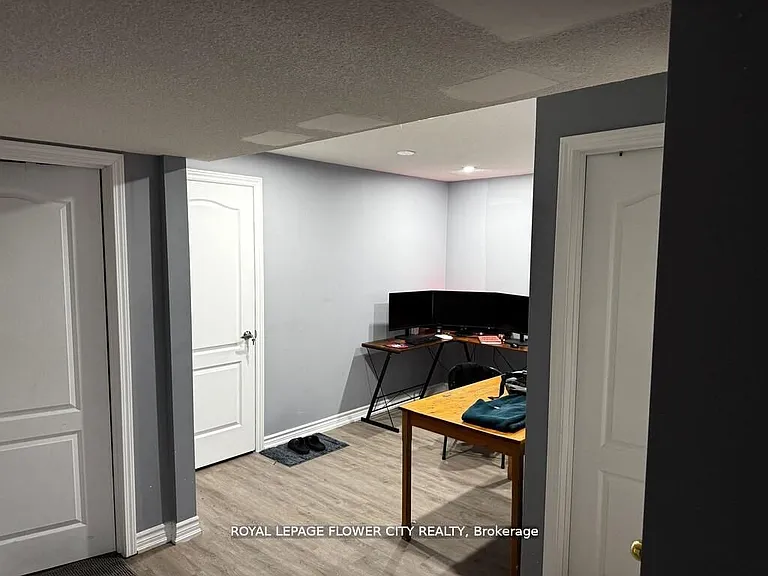 18 Saint Eugene St — Photo 12