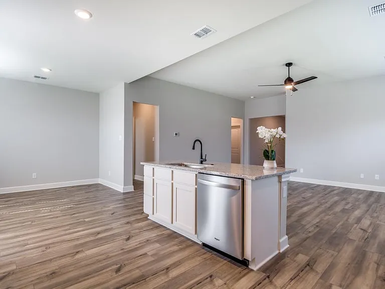 1009 Calhoun Dr — Photo 6
