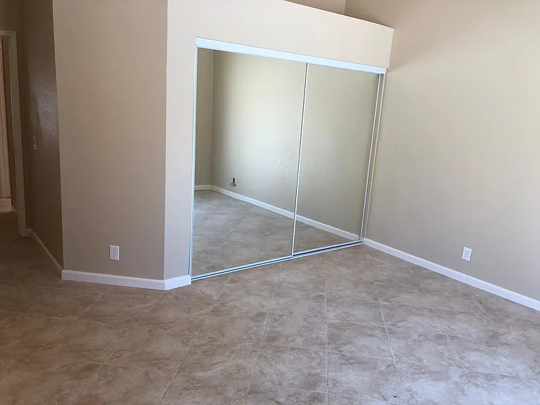 Master Bedroom (Vaulted Ceiling)
