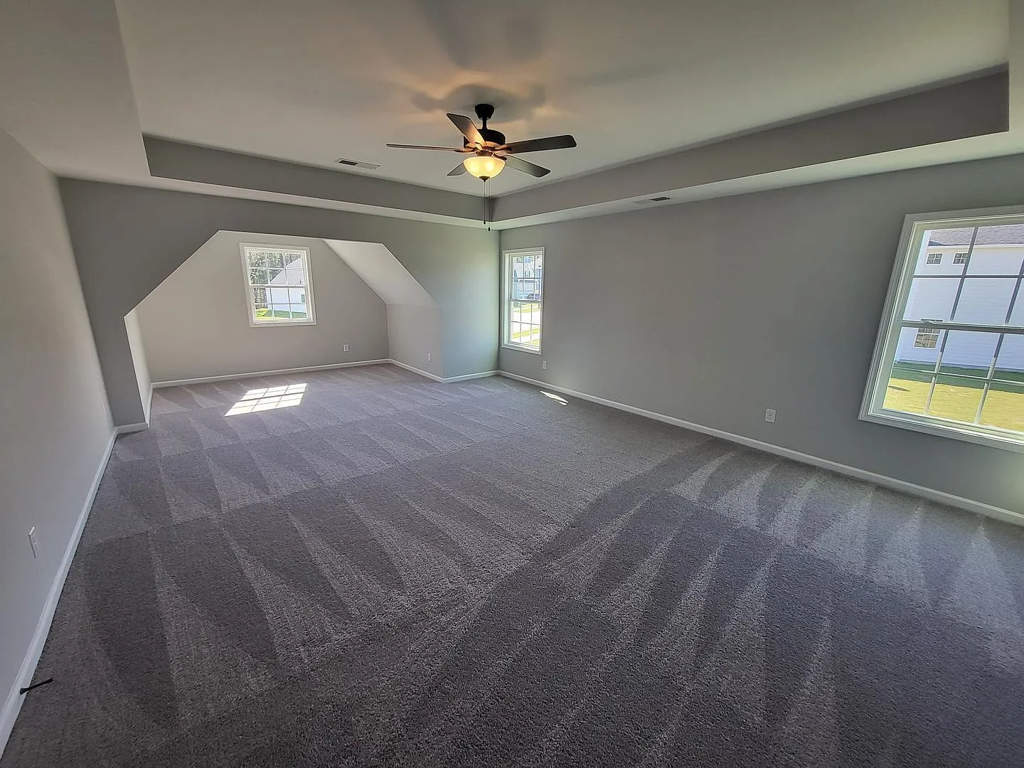 Inviting 5 Bedroom 3 Bath Beautiful Rental — Photo 4