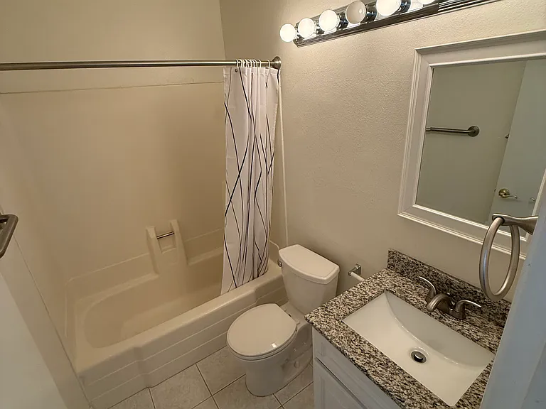 18408 Hatteras St #13 — Photo 9