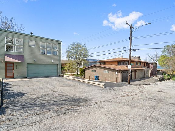 Front of the house, path to the beach