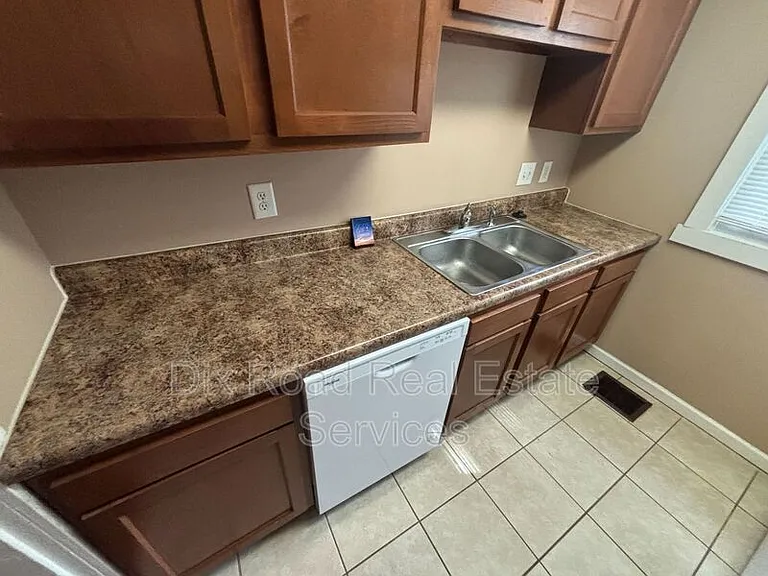 411 Millikin St — Photo 16