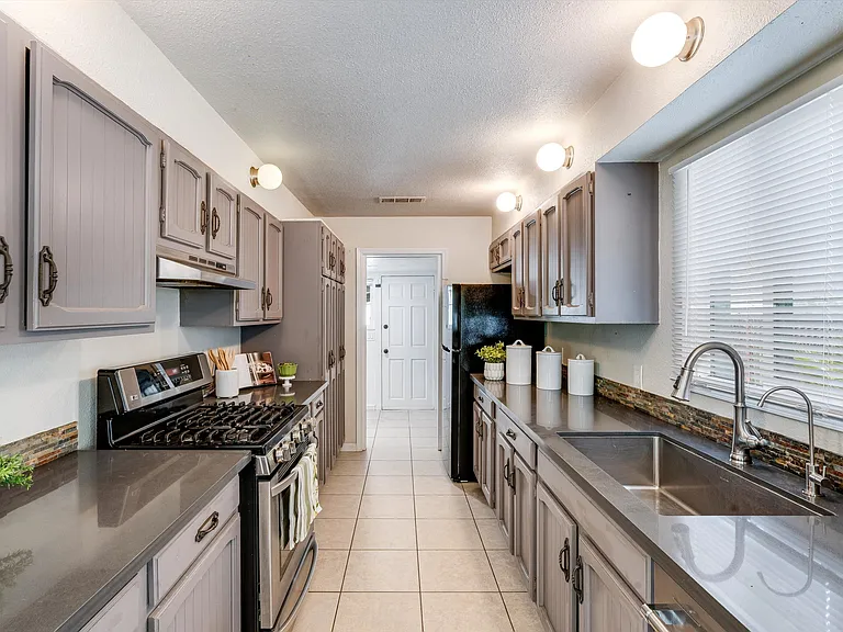 2030 W Lincoln Ave — Photo 12