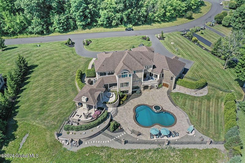 5th image of 7 Stoneridge Drive