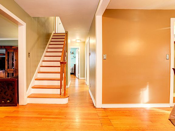 5th image of 32 De Vausney Pl