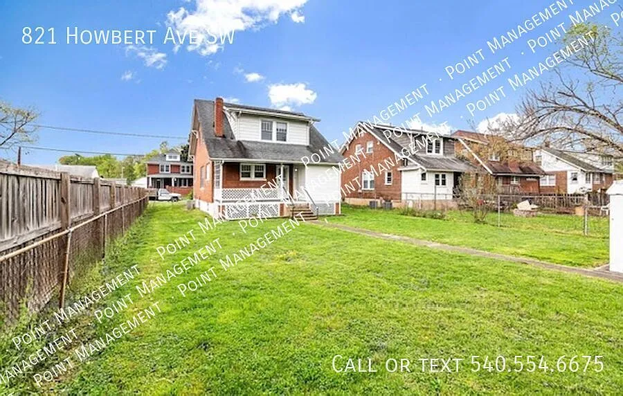 Charming 3 Bedroom,1.5 Bath Home in Wasena! — Photo 2