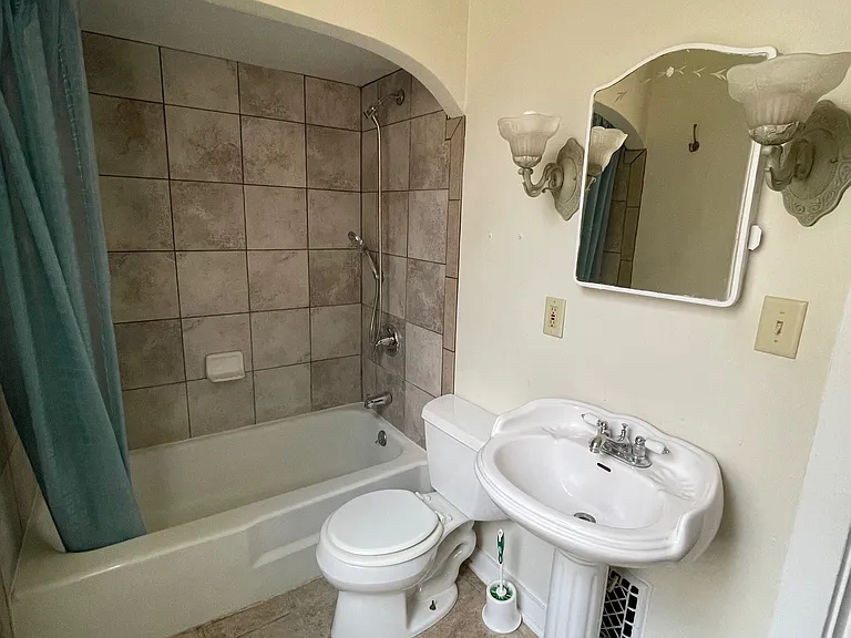 28 Hubbard St #1 — Photo 6